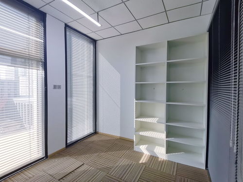 東三環萬達廣場精裝修帶家具寫字樓出租，戶型方正，隨時看房